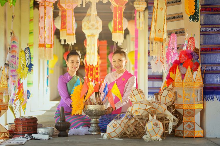 Thaïlandaises en costume traditionnel à Chiang Mai